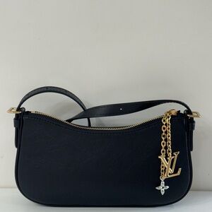 NEW Louis Vuitton Bloom Noir Leather Bag w Gold Hardware and Chain Detail -Black